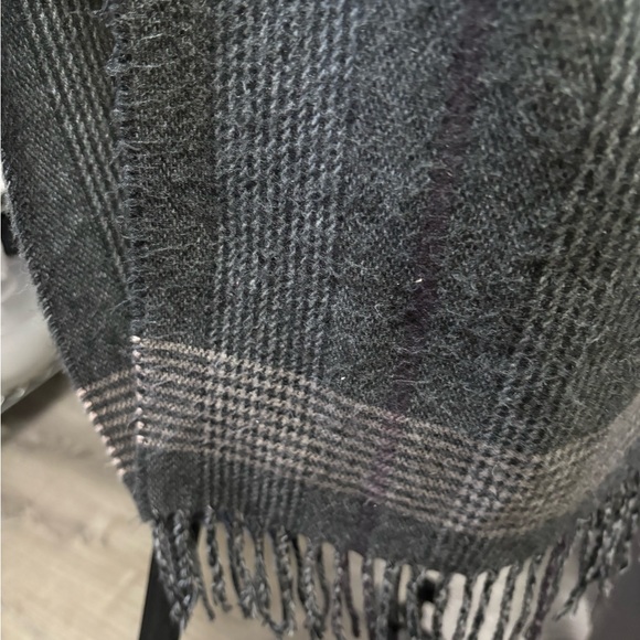 Geoffrey Beene scarf from Italy, beautiful women will in dark gray, great condit - Picture 2 of 4